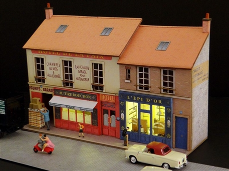 Maquettes en carton et kits de vitrines miniatures