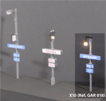 10 Lampadaires SNCF fonctionnels type 1 + panneaux de gare