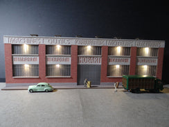 Fond de décor en relief d´une usine avec baies éclairées "Machines outils - Carburateurs"