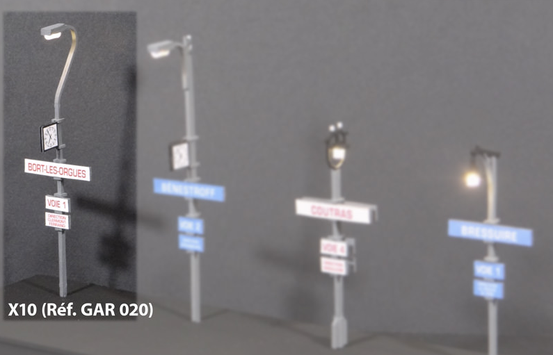 10 Lampadaires SNCF fonctionnels type 3 + panneaux de gare