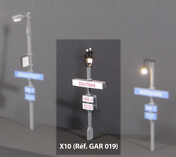 10 Lampadaires SNCF fonctionnels type 2 + panneaux de gare