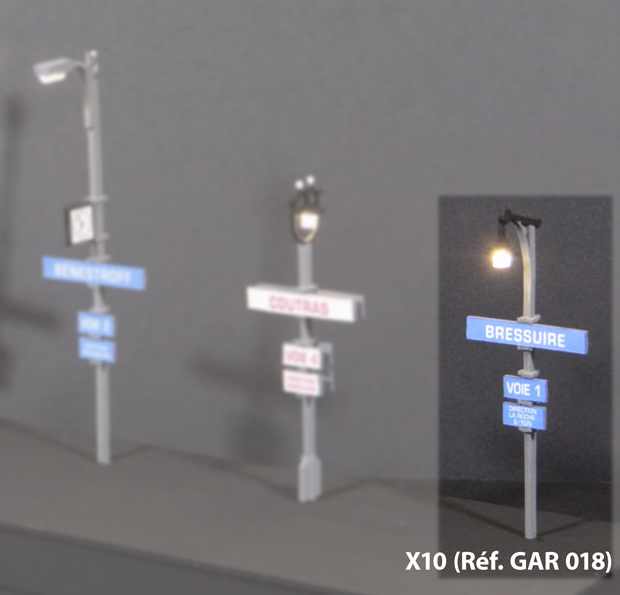 10 Lampadaires SNCF fonctionnels type 1 + panneaux de gare