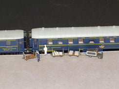 Chariots de gare et tracteur ancien