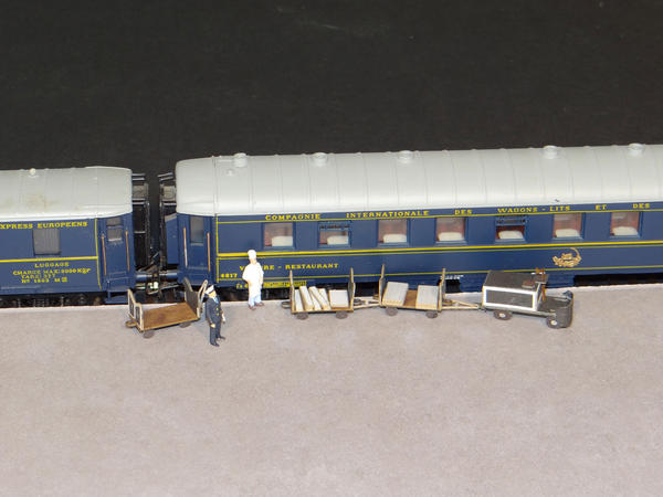 Chariots de gare et tracteur ancien