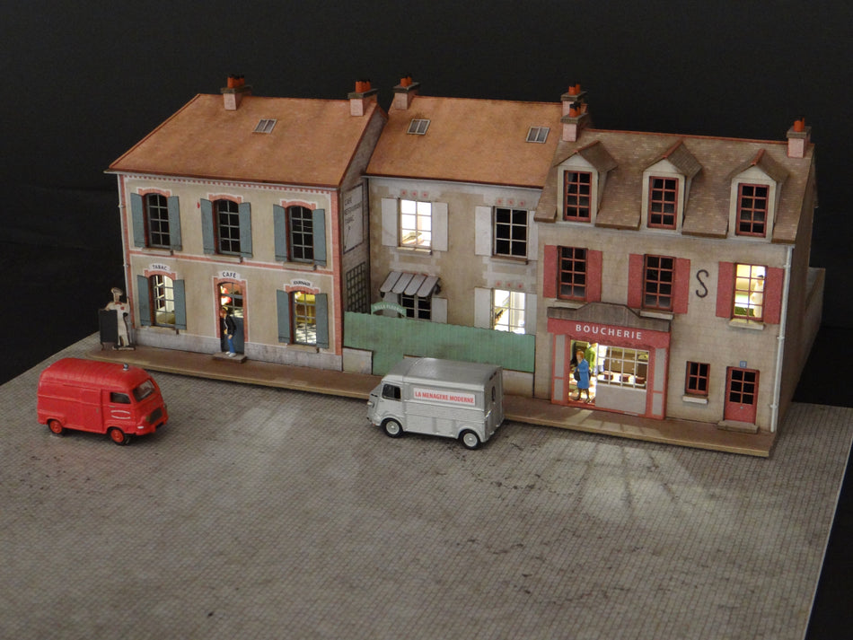 Alignement 3 maisons : 3 commerces angle à gauche