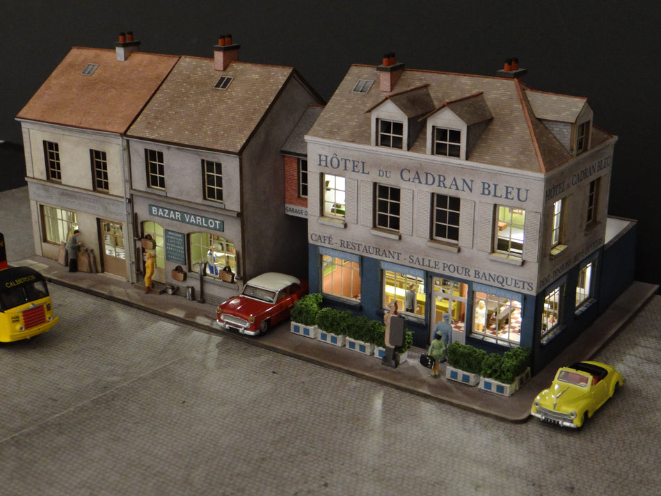Alignement 3 maisons : 3 commerces angle à droite