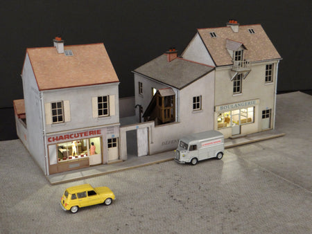 Alignement 3 maisons : 2 commerces