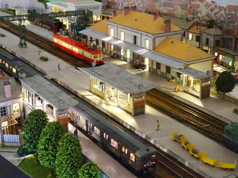 Deux abris de quai en béton + 2 entrées de passage souterrain