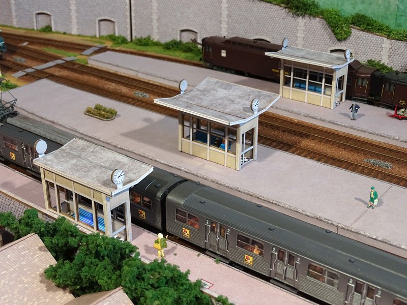 Deux abris de quai en béton + 2 entrées de passage souterrain