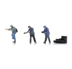 3 Cheminots SNCF chargeant des briquettes