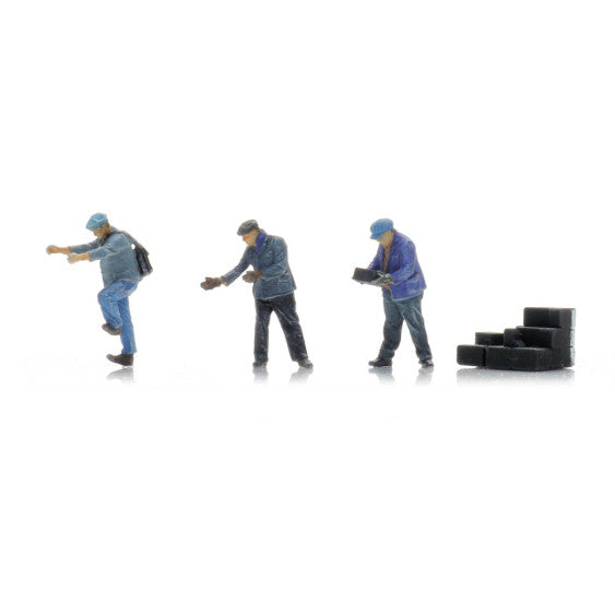 3 Cheminots SNCF chargeant des briquettes