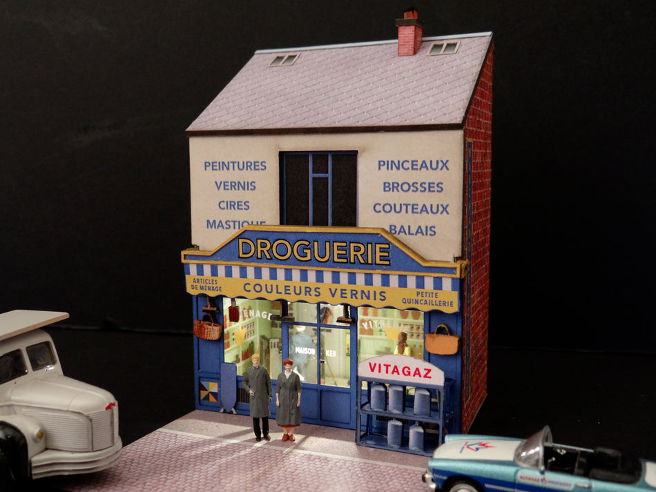Mini-façade droguerie avec ses figurines couple de droguistes