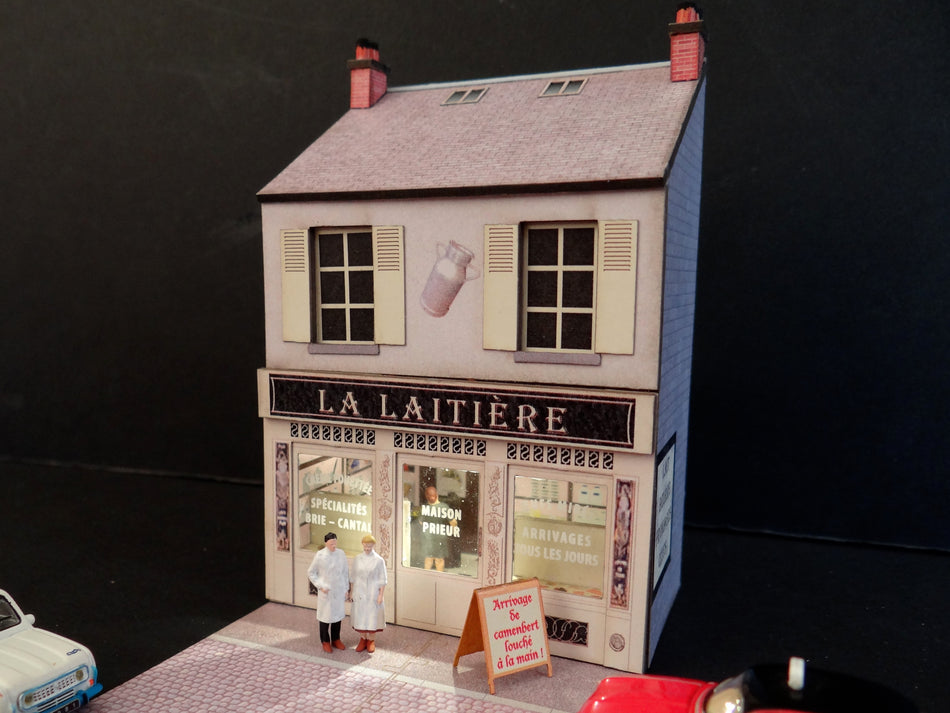Mini-façade crèmerie avec ses figurines couple de crémiers