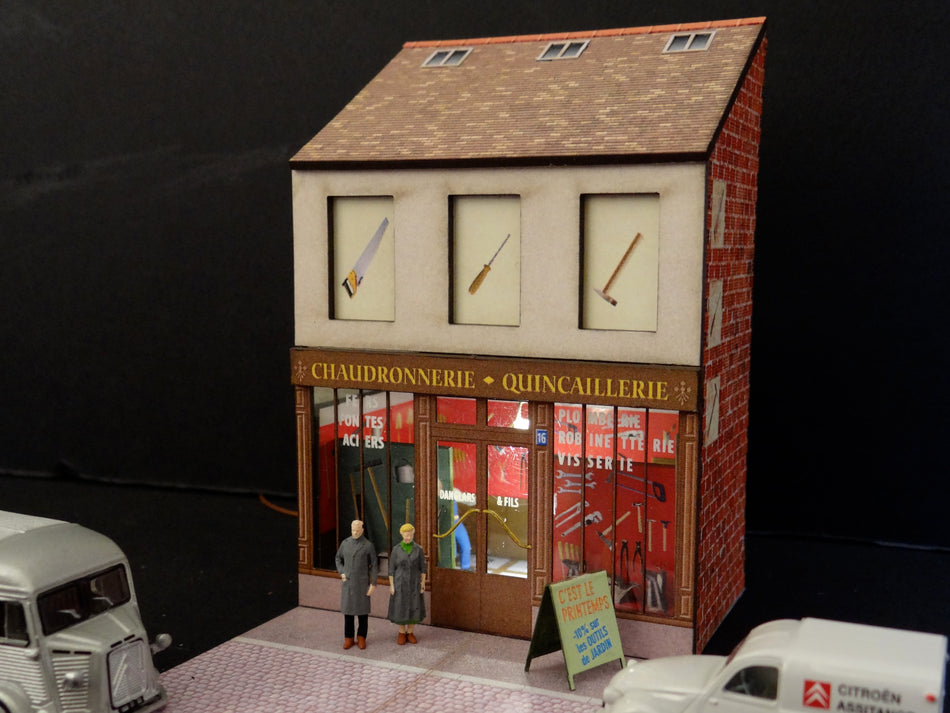Mini-façade de quincaillerie avec ses figurines couple de quincaillers