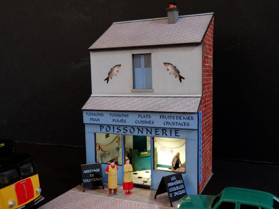 Mini-façade de poissonnerie avec ses figurines couple de poissonniers