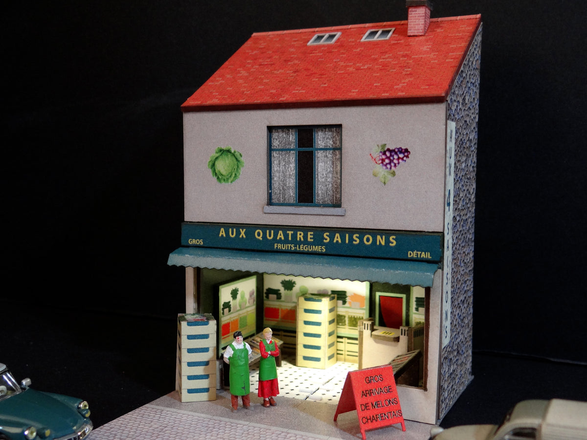 Mini-façade de commerce de fruits et légumes avec ses figurines couple de primeurs