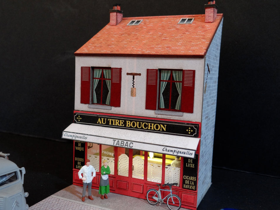 Mini-façade de commerce de café-restaurant avec ses figurines couple de restaurateurs