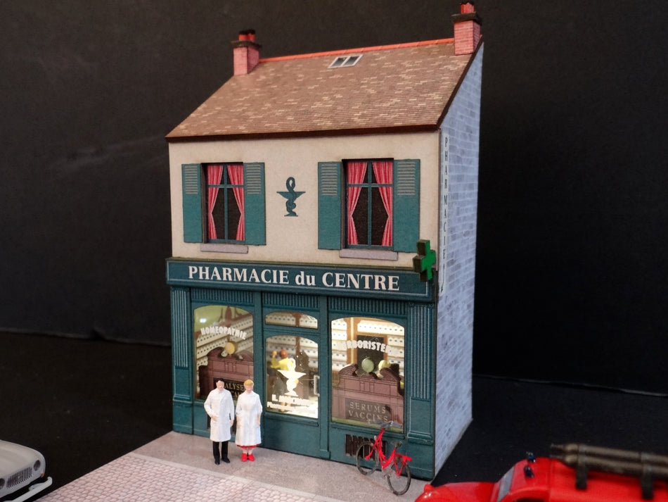 Mini-façade de pharmacie avec ses figurines couple de pharmaciens