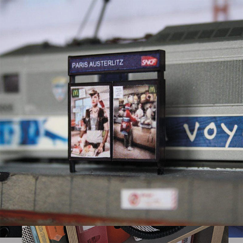 Panneau d'affichage publicitaire pour gare