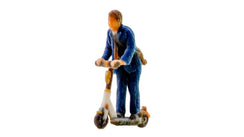 Homme sur une trottinette électrique