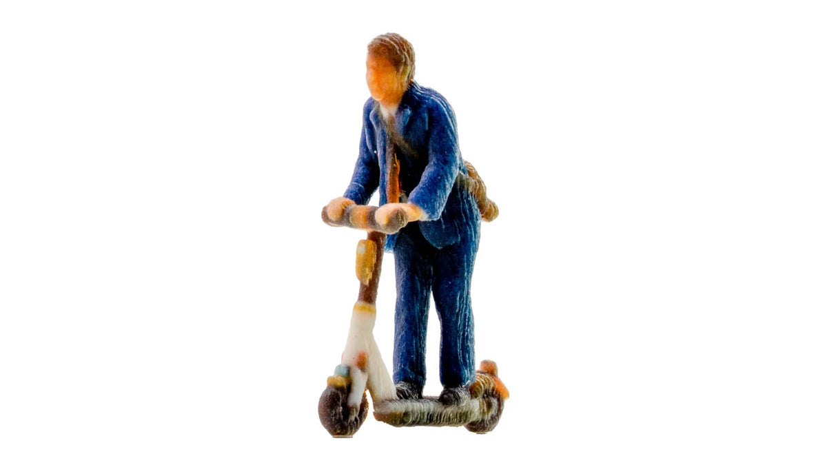 Homme sur une trottinette électrique