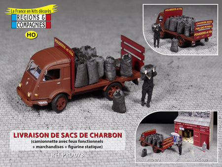 Livraison de sacs de charbon avec camion Renault Galion