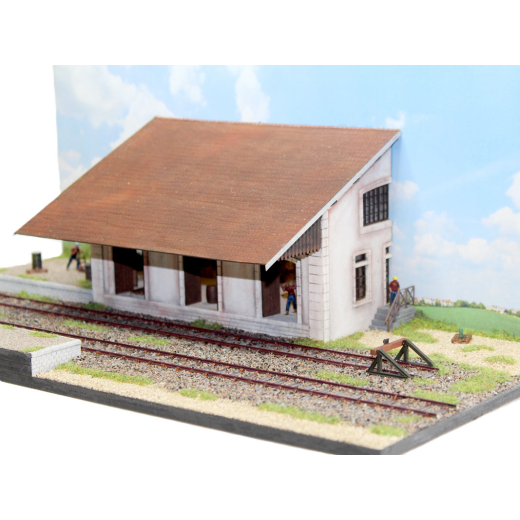Diorama à construire : demi-halle à marchandises-1