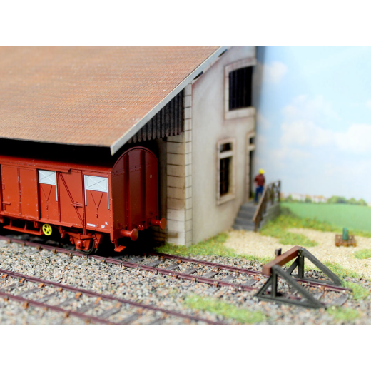 Diorama à construire : demi-halle à marchandises-10