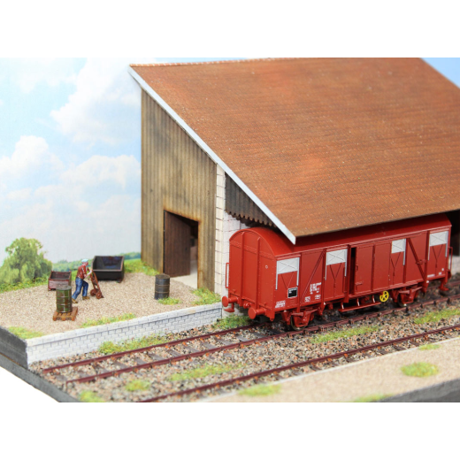 Diorama à construire : demi-halle à marchandises-3