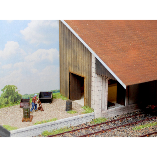Diorama à construire : demi-halle à marchandises-4