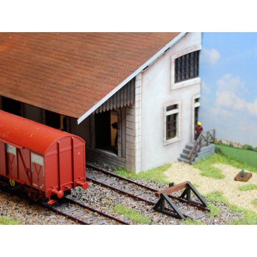 Diorama à construire : demi-halle à marchandises-6