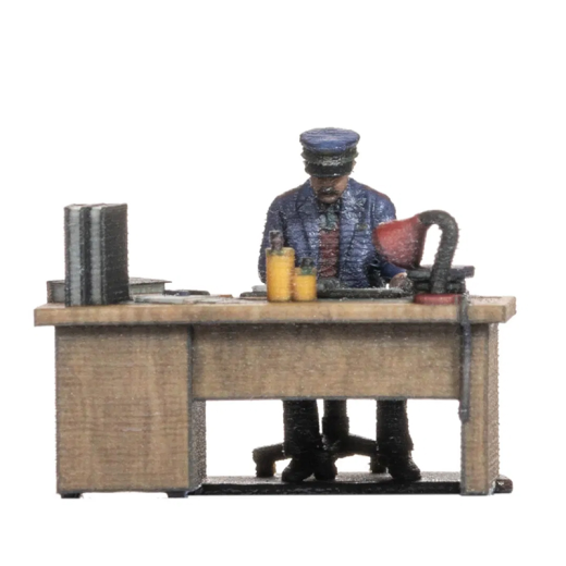 Agent des chemins de fer à son bureau
