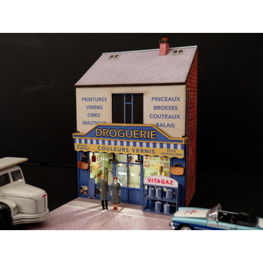 Mini-façade droguerie avec ses figurines couple de droguistes