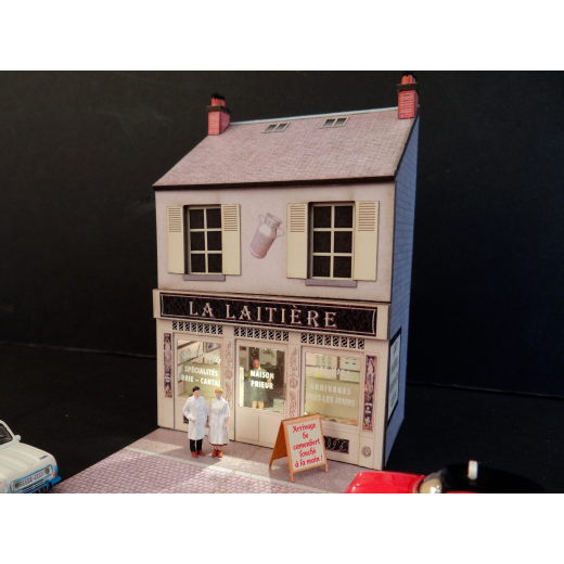Mini-façade crèmerie avec ses figurines couple de crémiers
