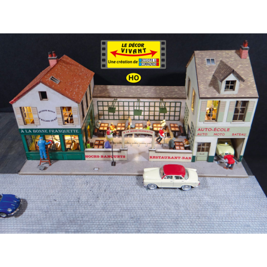 Restaurant animé (serveur + serveuse + laveur de carreaux + automobiliste)