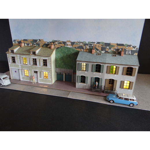 Fond de décor en relief 3 maisons + 2 garages