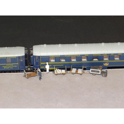 Chariots de gare et tracteur ancien