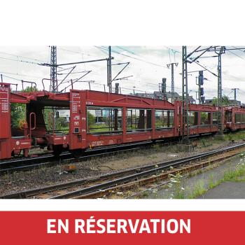 Wagon porte-autos à 3 essieux type Laes TA 370 M, livrée rouge avec logo « STVA », ép. VI, éch. TT