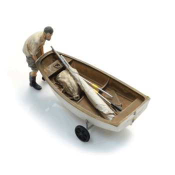 Voilier Optimist sur sa mise à l'eau + personnage