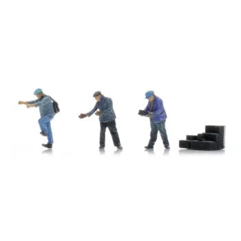 3 Cheminots SNCF chargeant des briquettes