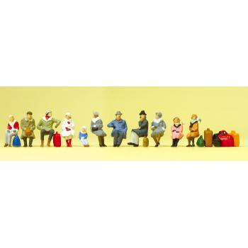 11 figurines de voyageurs assis en tenues hivernales - H0 - Preiser