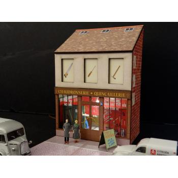 Mini-façade de quincaillerie avec ses figurines couple de quincaillers