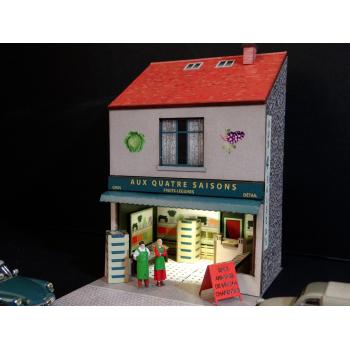 Mini-façade de commerce de fruits et légumes avec ses figurines couple de primeurs