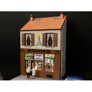 Mini-façade de magasin de mode avec ses figurines couple de couturiers