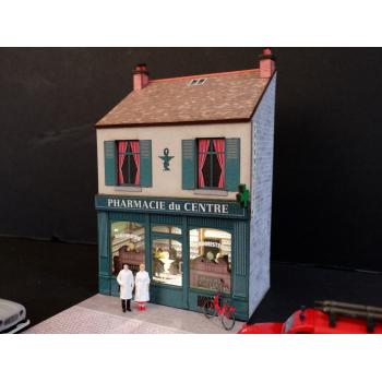 Mini-façade de pharmacie avec ses figurines couple de pharmaciens