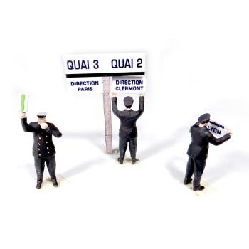 3 agents de gare gérant la circulation des trains