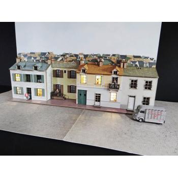 Fond de décor en relief 3 maisons + 1 en retrait