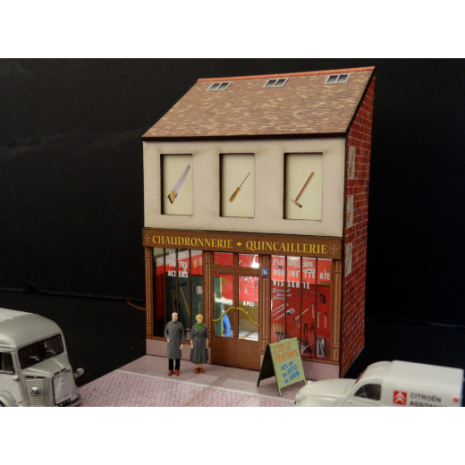 Mini-façade de quincaillerie avec ses figurines couple de quincaillers