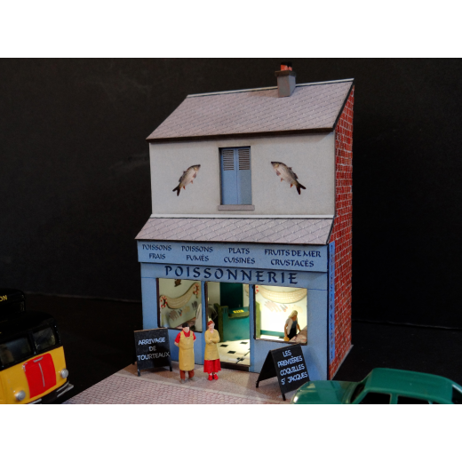 Mini-façade de poissonnerie avec ses figurines couple de poissonniers