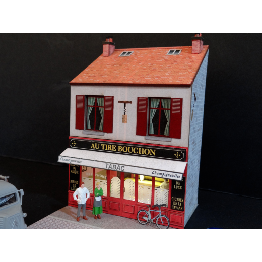 Mini-façade de commerce de café-restaurant avec ses figurines couple de restaurateurs